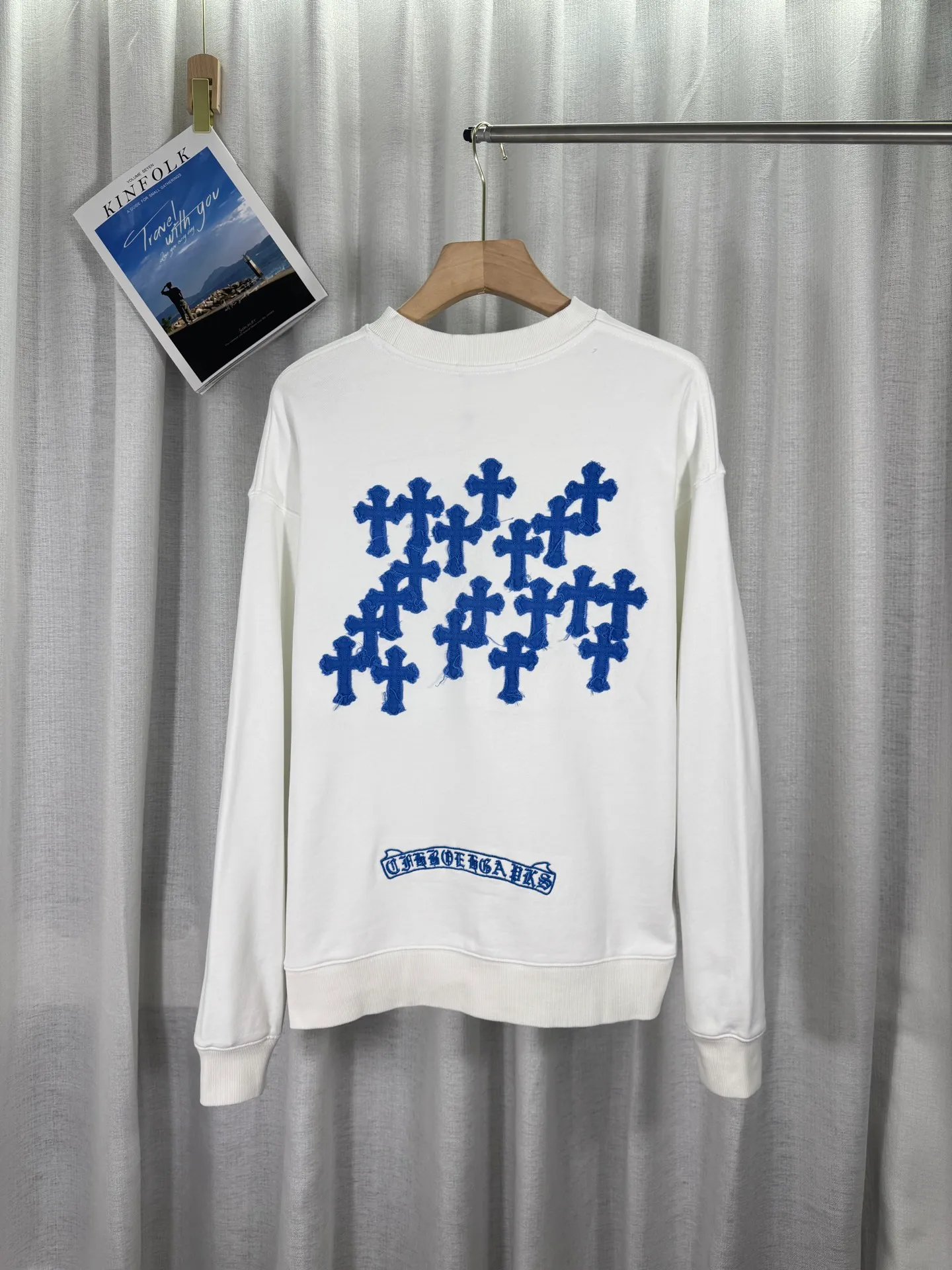 P260 top version, real shot without P, ​​different from market currency) 𝗖𝗵𝗿𝗼𝗺𝗲 𝗛𝗲𝗮𝗿𝘁𝘀/Cro Heart 2025 washed patch embroidery autumn and winter new original single counter American laser burnt 3D three-dimensional color embroidered couple casual sweatshirt 👑The highest version! Customized fabric 420g tripe terry fabric! American acid-washed and distressed original fabric laser burnt ✟appliqué embroidery and exquisite embroidery of letters! The best-selling model in the counter, very comfortable to wear. Accessories: original molded and authenticated collar label➕100% silk wash label. Genuine purchase-grade original hangtag➕matching hanging rope➕3D hanging beads➕original packaging bag. Craftsmanship: The original version has consistent wiring! The highest version of the armhole matching technique! Color: White Black Size: S M L XL Style: 25-325